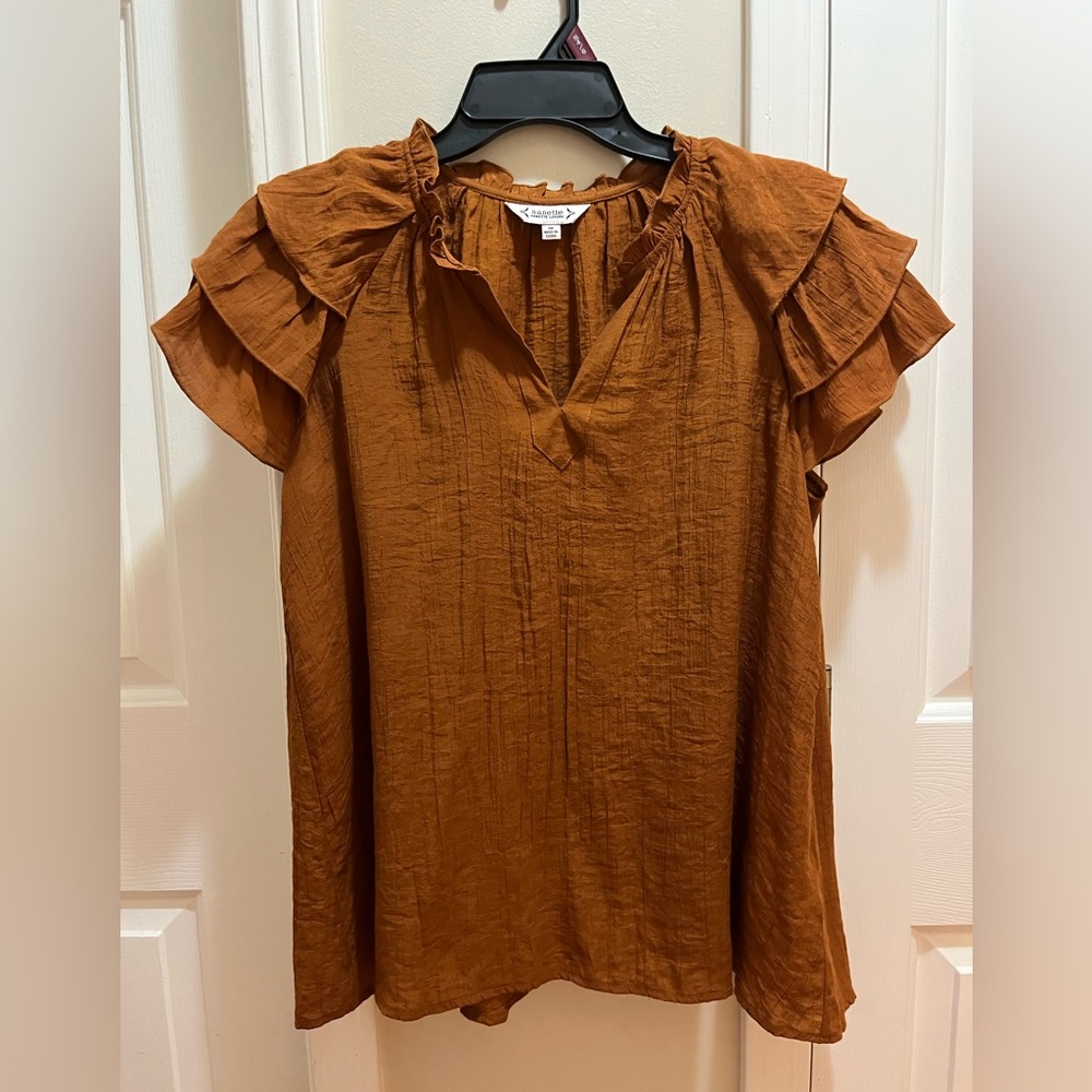 Top rust/cinnamon color tiered shell sleeve Brown v neck Nanette Lapore M guc